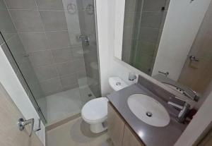 Un baño con inodoro, lavabo y ducha. en Hospedaje, Nórdica,Medellin,Turosmocolombia-fit, en Bello