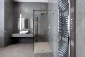 een badkamer met een douche en een wastafel bij Foresteria La Vista in Cremona