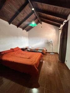 En eller flere senge i et værelse på Depto planta alta para 5pax