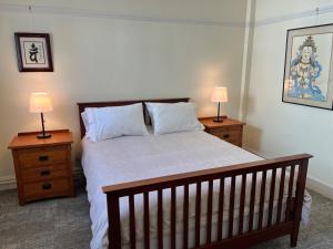 En eller flere senge i et værelse på SF Zen Center Guestrooms