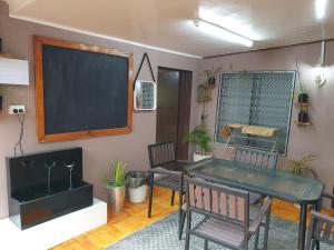 una classe con lavagna, tavolo e sedie di Master's Homestay a Suva