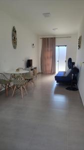 イタポアにあるJenni's Houseのソファとテーブルと椅子のあるリビングルーム +3枚の写真