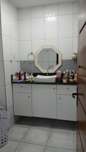 马卡帕Casa TDM 3的带水槽和台面镜子的浴室