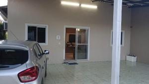 马卡帕Casa TDM 3的停在房子前面的汽车