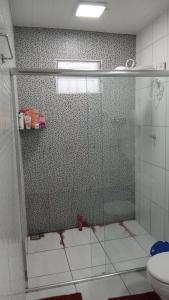 马卡帕Casa TDM 3的浴室里带玻璃门的淋浴间