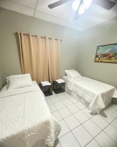 Un pat sau paturi într-o cameră la Casa Doña Anita +11 fotografii