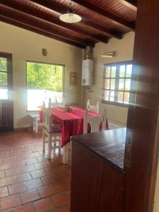 Una cocina y un comedor con mesa y sillas. en CASA SALTA Tuscas, en Salta 8 fotos más