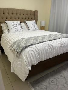 En eller flere senge i et værelse på Royaltics place - one bedroom with a pool + 12 billeder