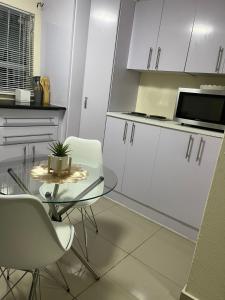 Køkken eller tekøkken på Royaltics place - one bedroom with a pool