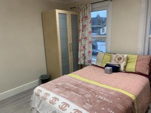 Postel nebo postele na pokoji v ubytování Modern 4-Bed Home Near Hospital & Station