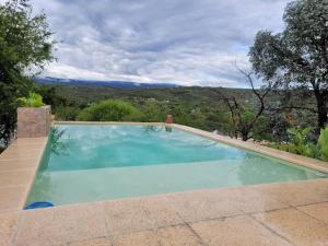a swimming pool with a view of the mountains at Casa en Cabalango in Cavalango