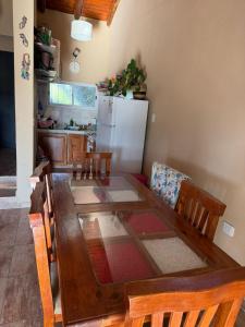 een keuken met een eettafel en een koelkast bij Casa en Cabalango in Cavalango