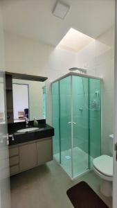 イタポアにあるJenni's Houseのバスルーム(ガラス張りのシャワー、トイレ付)