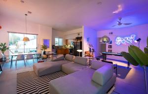 Et opholdsområde på Resort pool, Spa, Game Room, Fireplace & Billiards