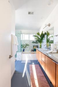 Køkken eller tekøkken på Resort pool, Spa, Game Room, Fireplace & Billiards