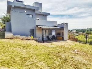 a house on a hill with a yard at Nuestras raíces 1 in Villa Carlos Paz