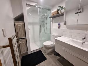 Et badeværelse på Home on Hagley with Spa Pool & two car parks + 21 billeder