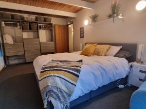 En eller flere senge i et værelse på Home on Hagley with Spa Pool & two car parks