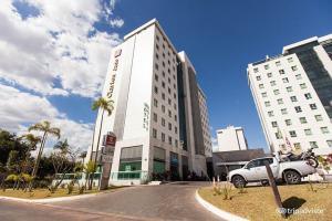 ein Auto, das vor einem Gebäude geparkt ist in der Unterkunft Flat Sofisticado no Jade Hotel Home Office in Brasilia