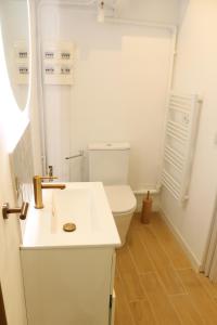 Phòng tắm tại Studio cosy et moderne avec jardin, Le Villanova