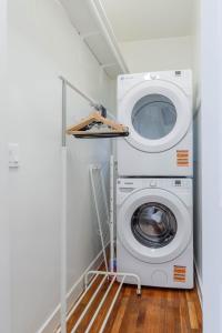 a laundry room with a washer and dryer at 4 Berkeley Furnished Apartment - 2 Beds Laundry and Parking in Berkeley
