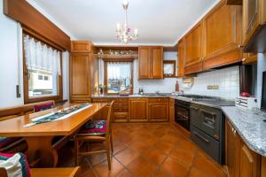 Køkken eller tekøkken på Ciasa Marian 10 minutes from Cortina with free parking! + 19 billeder