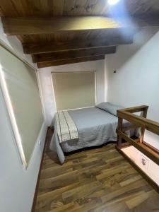 een slaapkamer met een bed en een houten vloer bij Casa nicole2 in Ostende