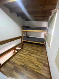 een kamer met 2 stapelbedden en een houten vloer bij Casa nicole2 in Ostende