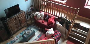 eine Luftaufnahme eines Wohnzimmers mit einem Kinderbett in der Unterkunft La Belle Maison in Piégut-Pluviers