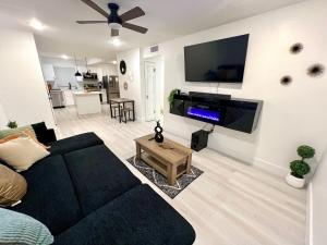 TV a/nebo společenská místnost v ubytování Cozy Little Villa in the Heart of Cocoa POOL HOUSE