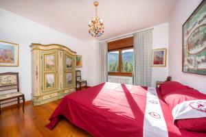 En eller flere senge i et værelse på Ciasa Marian 10 minutes from Cortina with free parking!