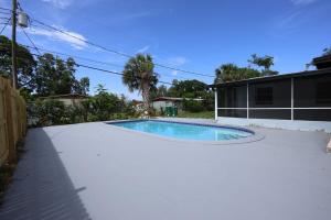 Bazén v ubytování Cozy Little Villa in the Heart of Cocoa POOL HOUSE nebo v jeho okolí