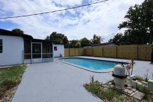 Fotografie z fotogalerie ubytování Cozy Little Villa in the Heart of Cocoa POOL HOUSE v destinaci Cocoa