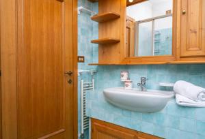 Et badeværelse på Ciasa Marian 10 minutes from Cortina with free parking!