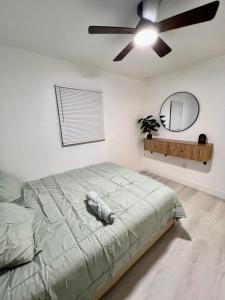 Postel nebo postele na pokoji v ubytování Cozy Little Villa in the Heart of Cocoa POOL HOUSE + 36 fotografií