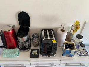 uma bancada com comodidades para preparar café e outros electrodomésticos em Estudio Los Mosaicos em Vicuña