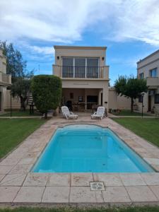 Swimmingpoolen hos eller tæt på Departamento con pileta