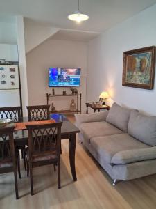 Et opholdsområde på Departamento con pileta