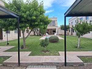 En have udenfor Departamento con pileta