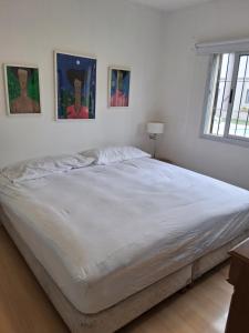 En eller flere senge i et værelse på Departamento con pileta + 18 billeder