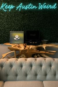 Una televisión o centro de entretenimiento en Keep Austin Weird - 12 mins to DT