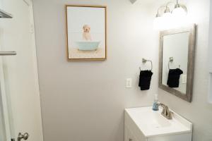 Un baño de Keep Austin Weird - 12 mins to DT 19 fotos más