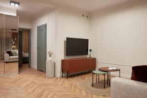 a living room with a flat screen tv on a wall at Apartament Hugo - Stare Miasto - Garaż Gratis !!! in Elblag