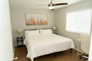 Una cama o camas en una habitación de Keep Austin Weird - 12 mins to DT