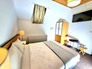 Una cama o camas en una habitación de The Black Cat