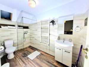 Un baño de The Black Cat 41 fotos más