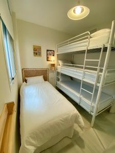 En eller flere senge i et værelse på Playa Ballena Apartment