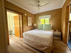 Кровать или кровати в номере Tropic Oasis by Charlesworth