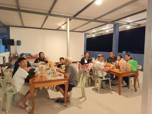 a group of people sitting at tables eating food at ชมวิว บึงโขงหลง in Bung Khong Long