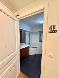 Køkken eller tekøkken på European Lodge Room Brussels